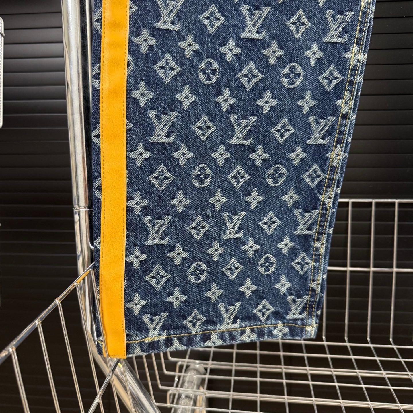 LV Cotton Pleated All Over Print Side Leather Jeans 1825042508