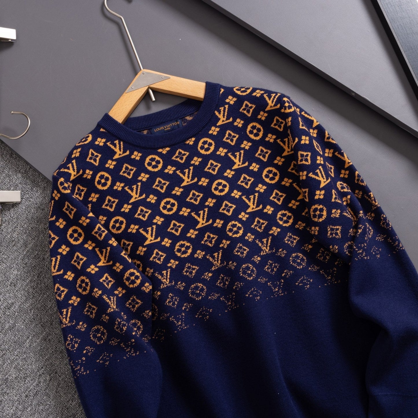 LV Gradient sweater 1824102102