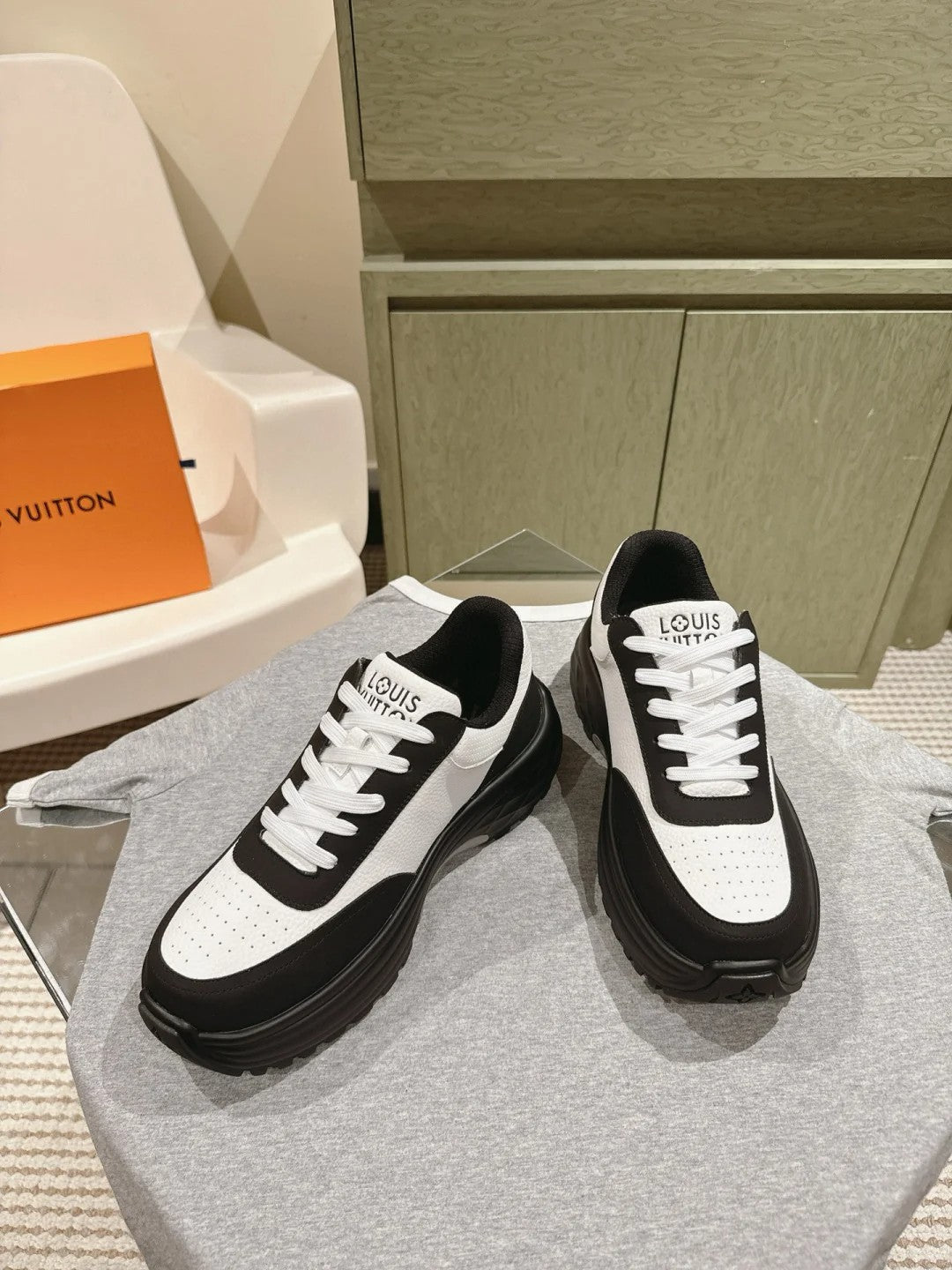 LV DISCOVERY Monk sneakers 1824122703