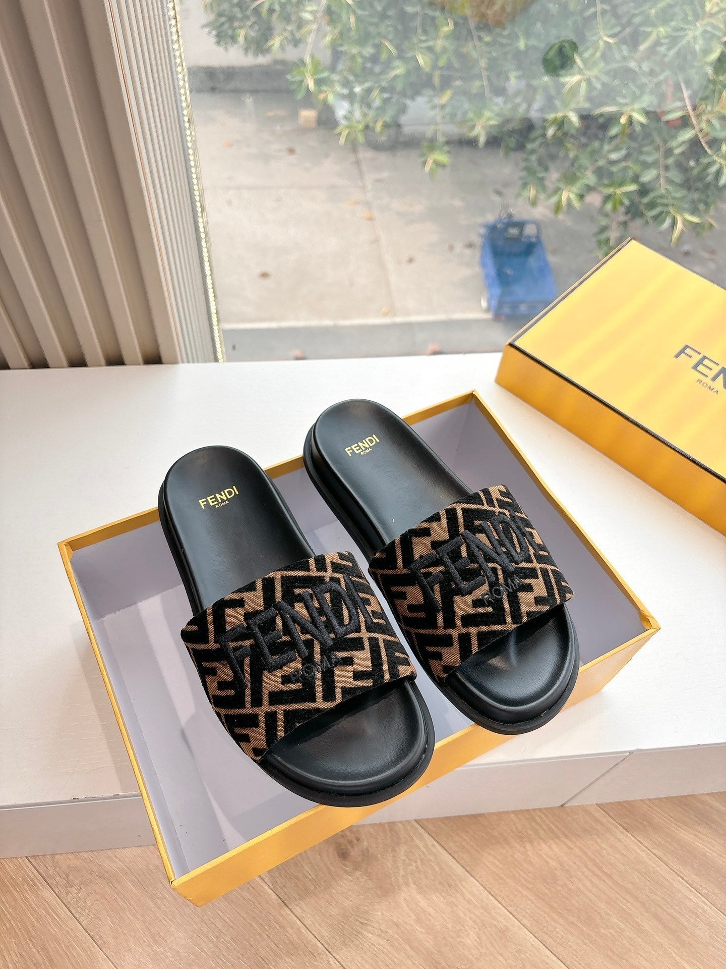 FD Slippers 1825041803