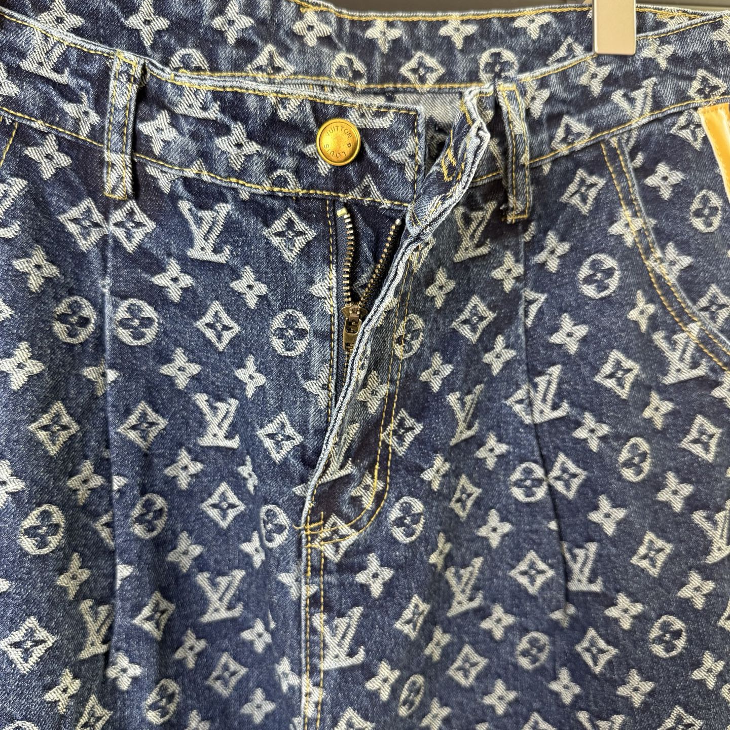 LV Cotton Pleated All Over Print Side Leather Jeans  1825042508