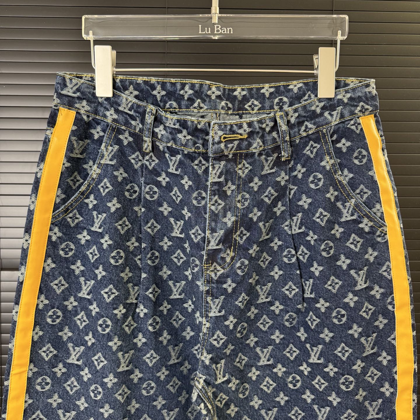 LV Cotton Pleated All Over Print Side Leather Jeans  1825042508