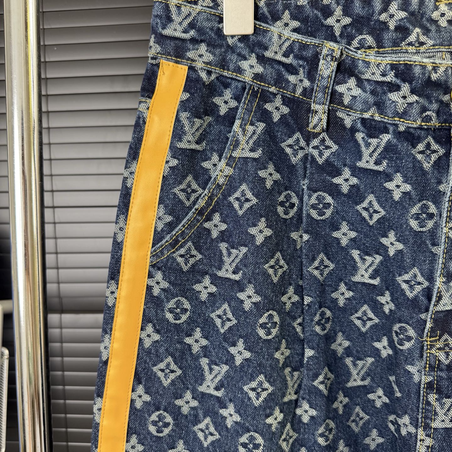LV Cotton Pleated All Over Print Side Leather Jeans  1825042508